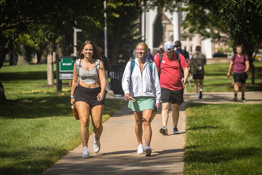 Northwest students cross the main campus in Maryville during the first day of fall classes in August. (Photo by Lauren Adams/<a href='http://7o.lightscribecovers.com'>威尼斯人在线</a>)